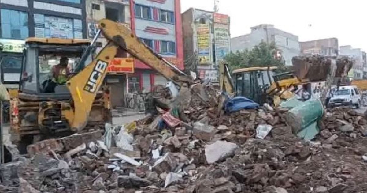 Delhi: Administration's bulldozer on illegal dargah in Bhajanpura, preparation to remove temple as well
