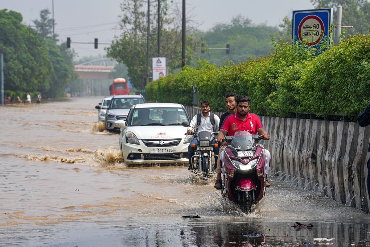 Delhi Flood: The danger is not averted!  Yamuna's water level is decreasing but Delhi's trouble continues, Meteorological Department also increased tension