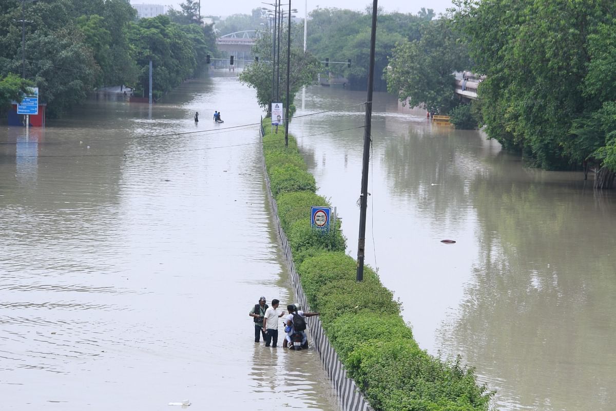 Delhi Flood: Yamuna in spate, flood-like situation in Delhi, school-college closed, road and rail traffic affected