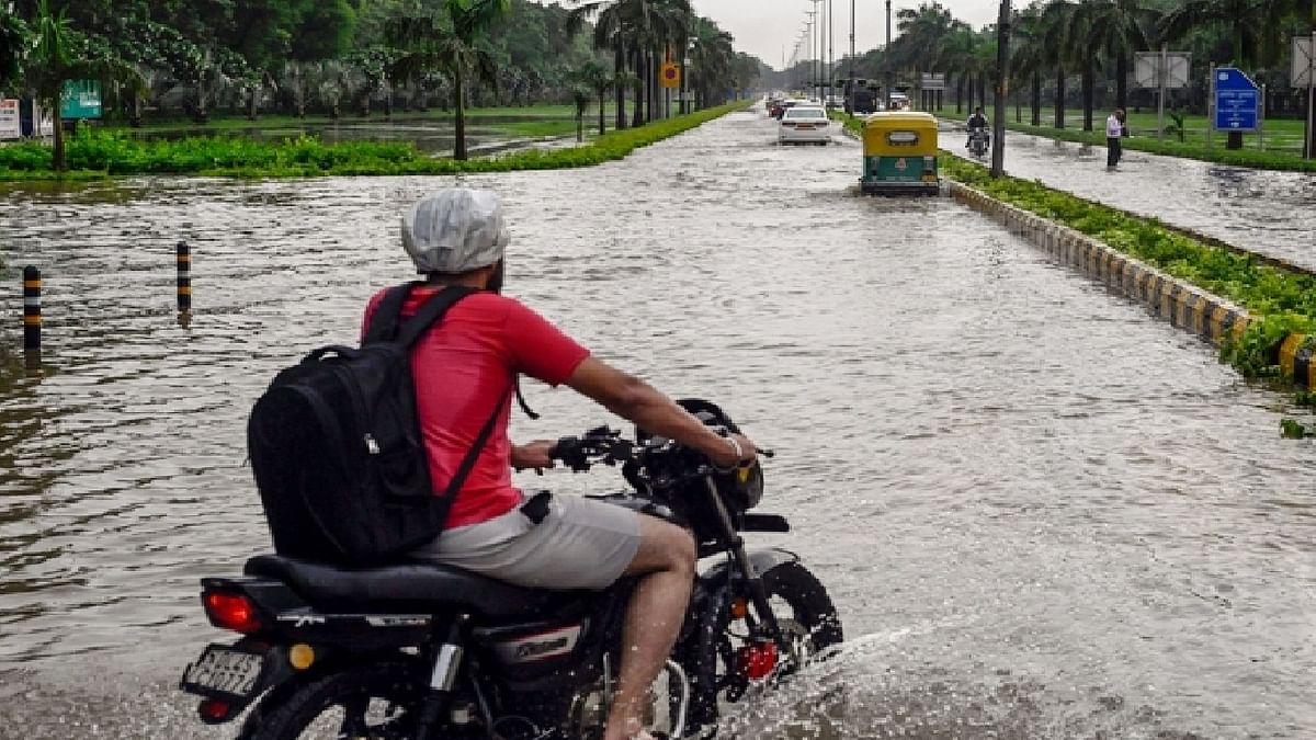 Delhi Heavy Rainfall: Flood threat looms over Delhi due to swollen Yamuna, warning issued