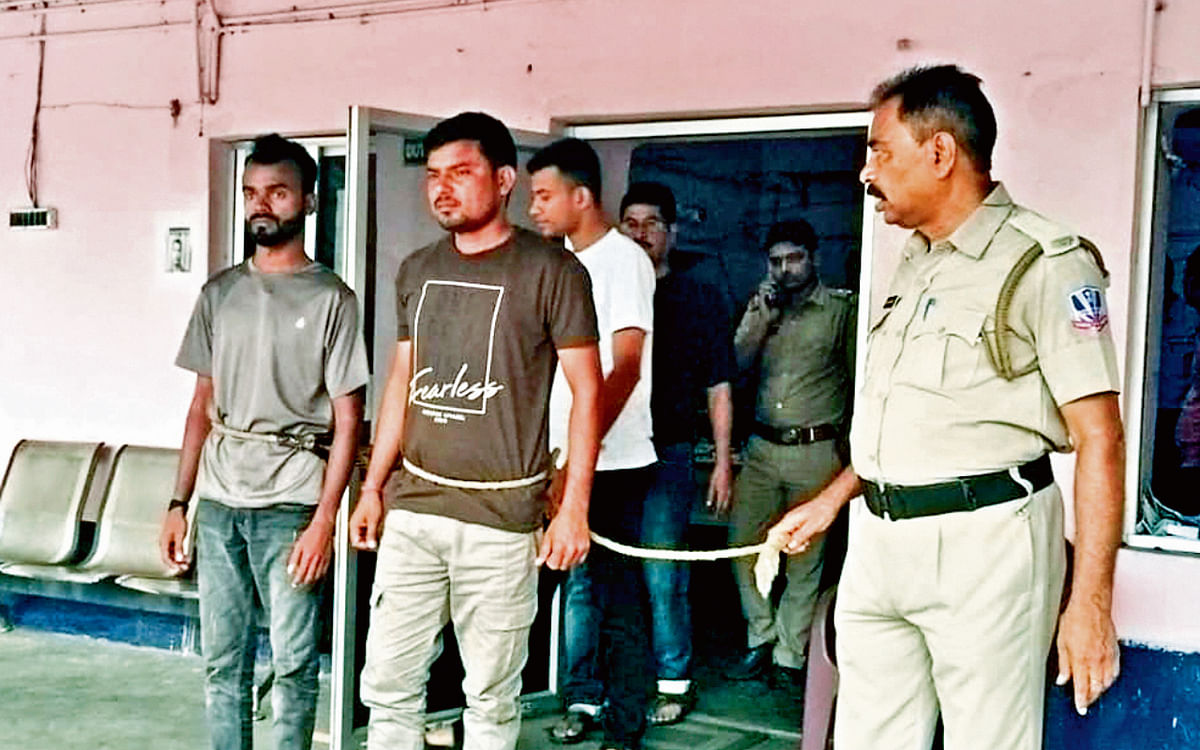 Dhanbad: Two youths of Jharia involved in cyber crime arrested in Kalyaneshwari, many goods seized