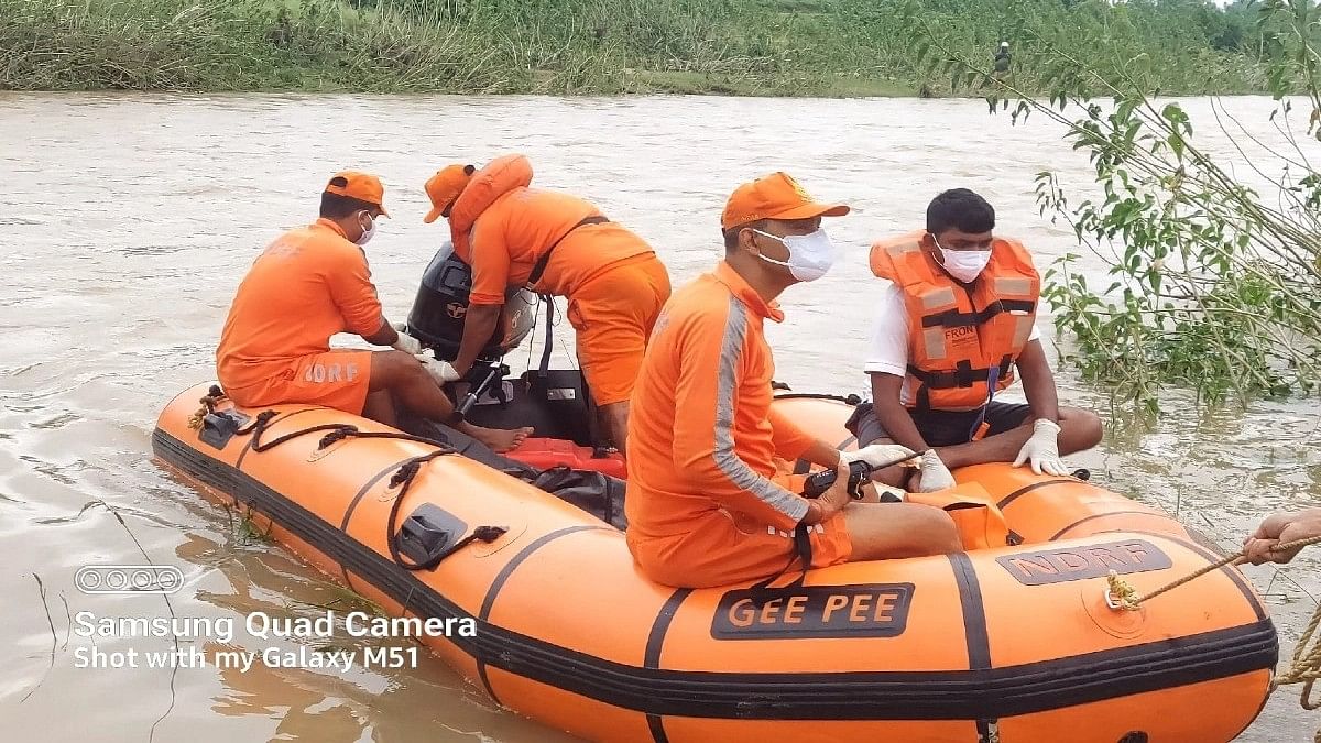 Explainer: Why are NDRF's life jackets and boats special?  Learn how the flood affected people are being helpful