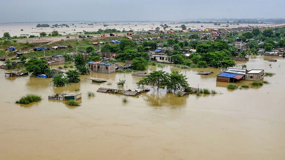 Flood in UP: Ban on boat operations in Varanasi due to rising water level of Ganga, thousands of people rendered homeless due to destruction of Hindon river