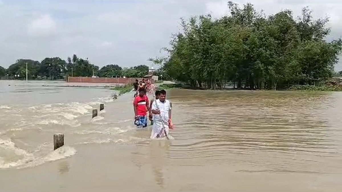 Flood situation in Bihar, water flowing up to 4 feet above the road in Kosi-Seemanchal, know the condition of Patna and other districts