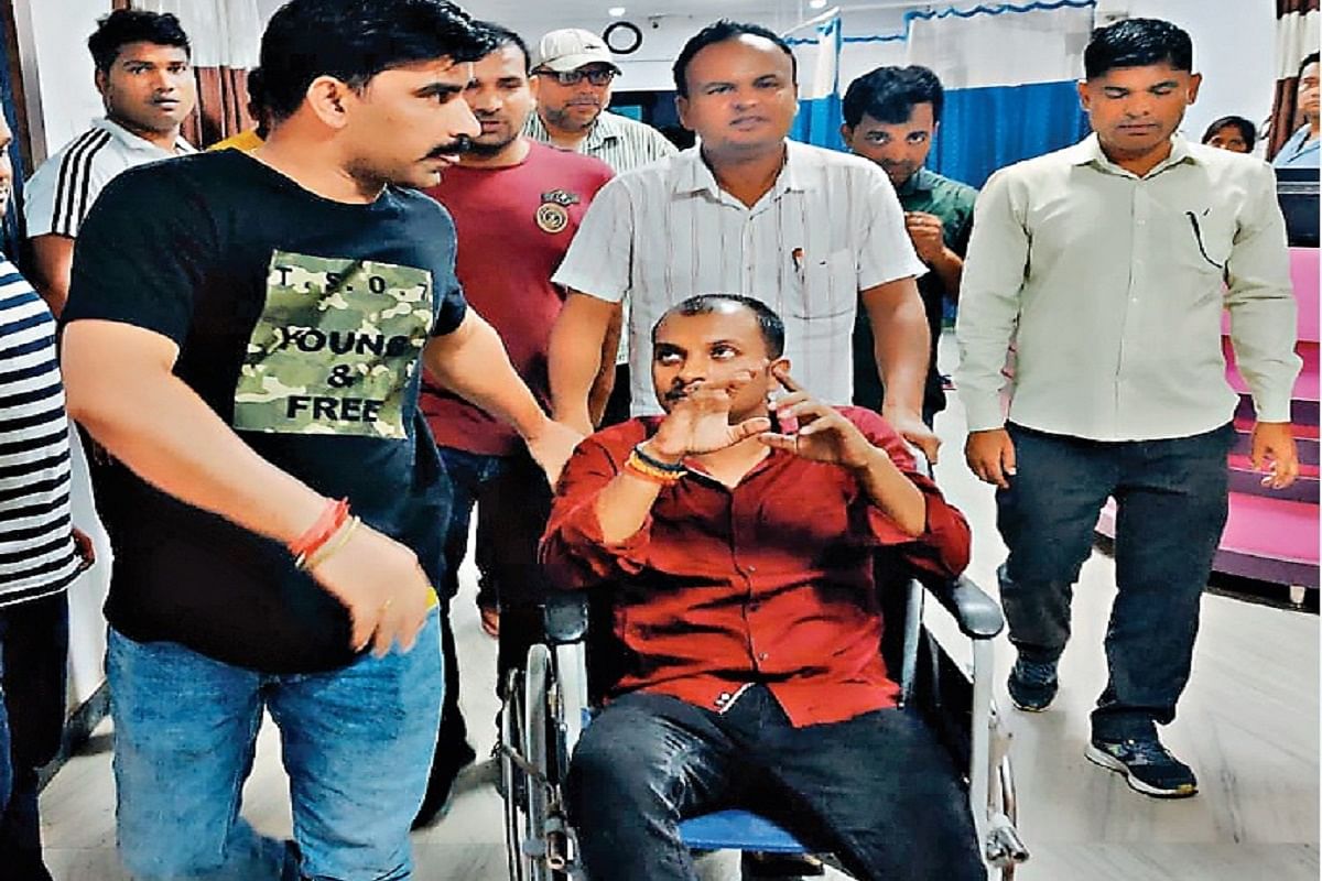 Henchmen of criminal Aman Sahu shot ATS DSP and Inspector of Ramgarh, admitted in Medica