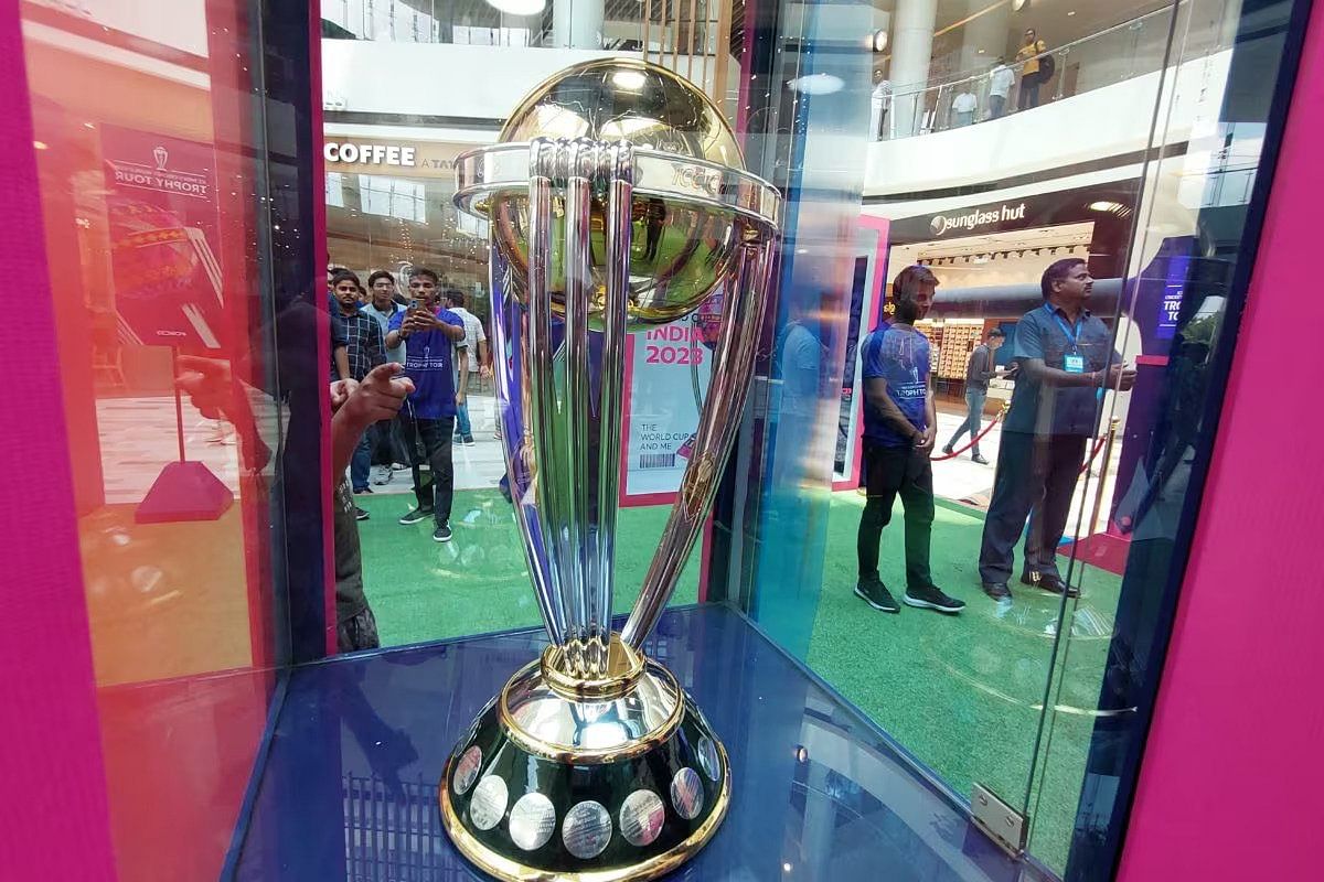 ICC World Cup 2023: Lucknowites take selfie with World Cup trophy, five matches will be played in the capital