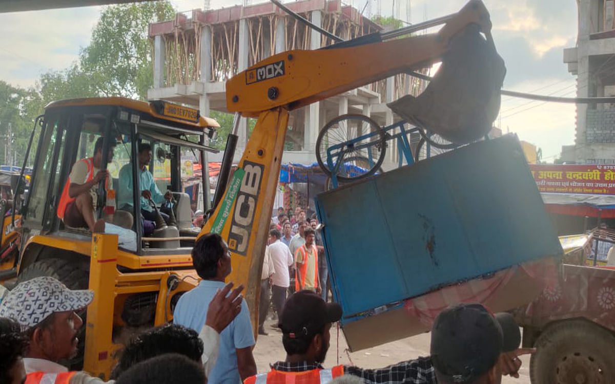 Jharkhand: Bulldozers run to free Koderma city from encroachment, stir by administration's action