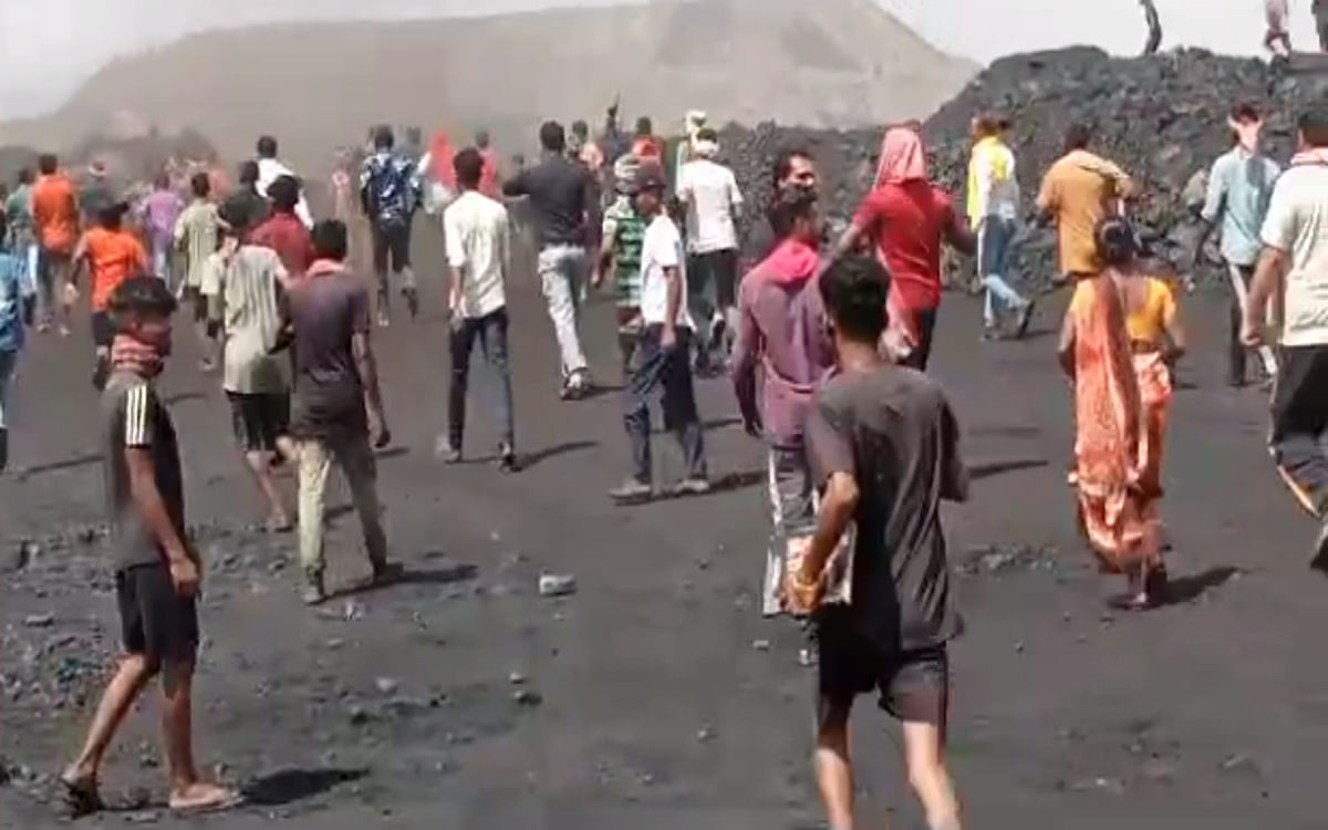 Jharkhand: Clash between two groups in Dhanbad's Bastakola coal dumping area, 6 people injured in stone pelting with firing