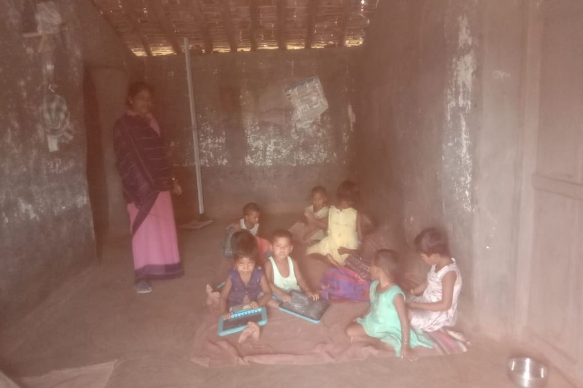 Jharkhand: Even today, the children are learning in the rented house, even after a decade, the Anganwadi building could not be completed.