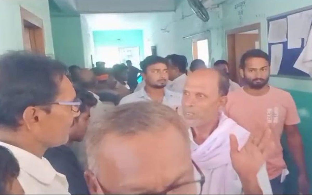 Jharkhand: Uproar in Dhanbad's Govindpur block office, debate between Bagasuma chief and BDO
