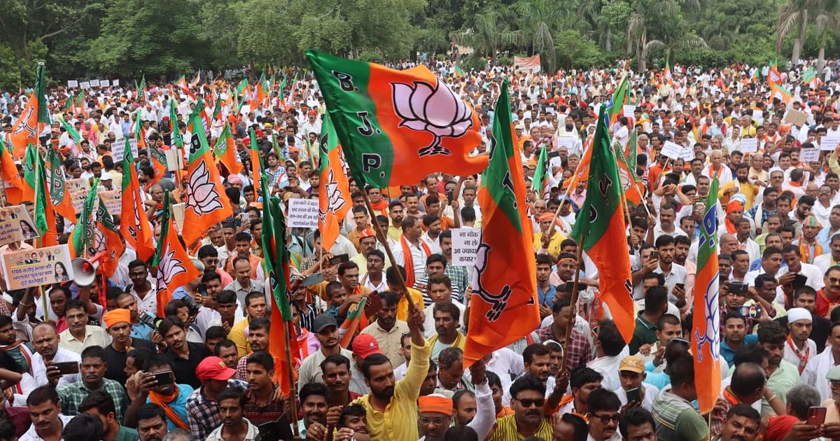 Lathis lashed out at BJP workers in Patna, FIR on 59 including two former deputy CMs, MPs, MLAs