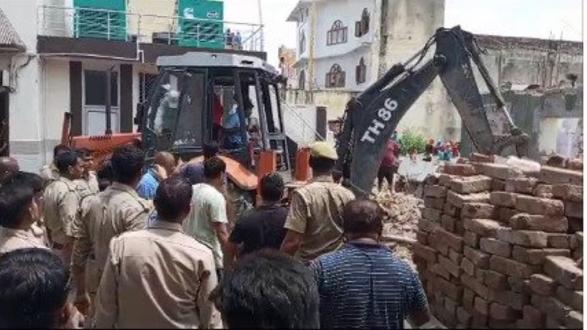 Linter of under-construction cinema hall fell in Amroha, two laborers died, many buried, rescue operation continues