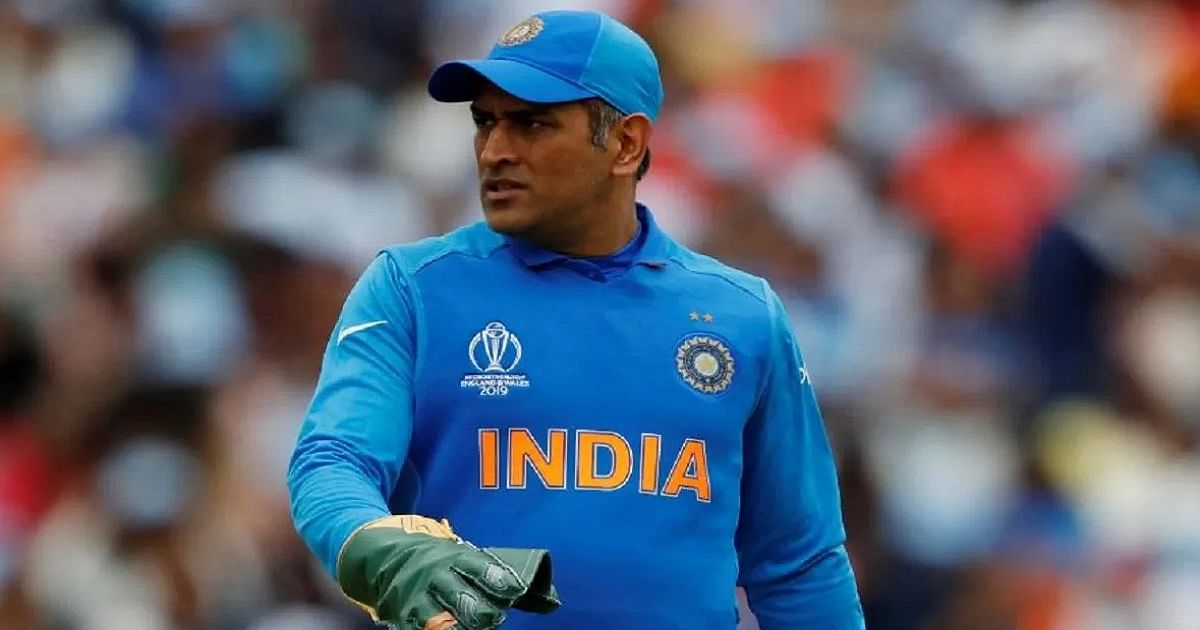 MS Dhoni greeted fans by shaking hands, hundreds of fans gathered at Ranchi's house, video viral