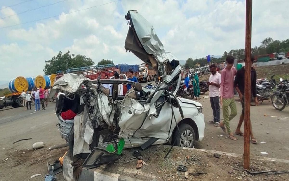 Maharashtra: Horrific road accident on Mumbai-Agra NH in Dhule, 10 killed, more than 20 injured