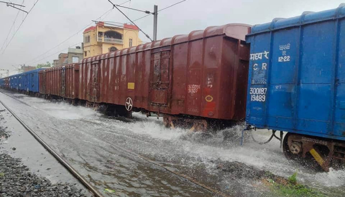 Nilanchal Express halted due to heavy rains in Koderma, rail operations disrupted for three hours