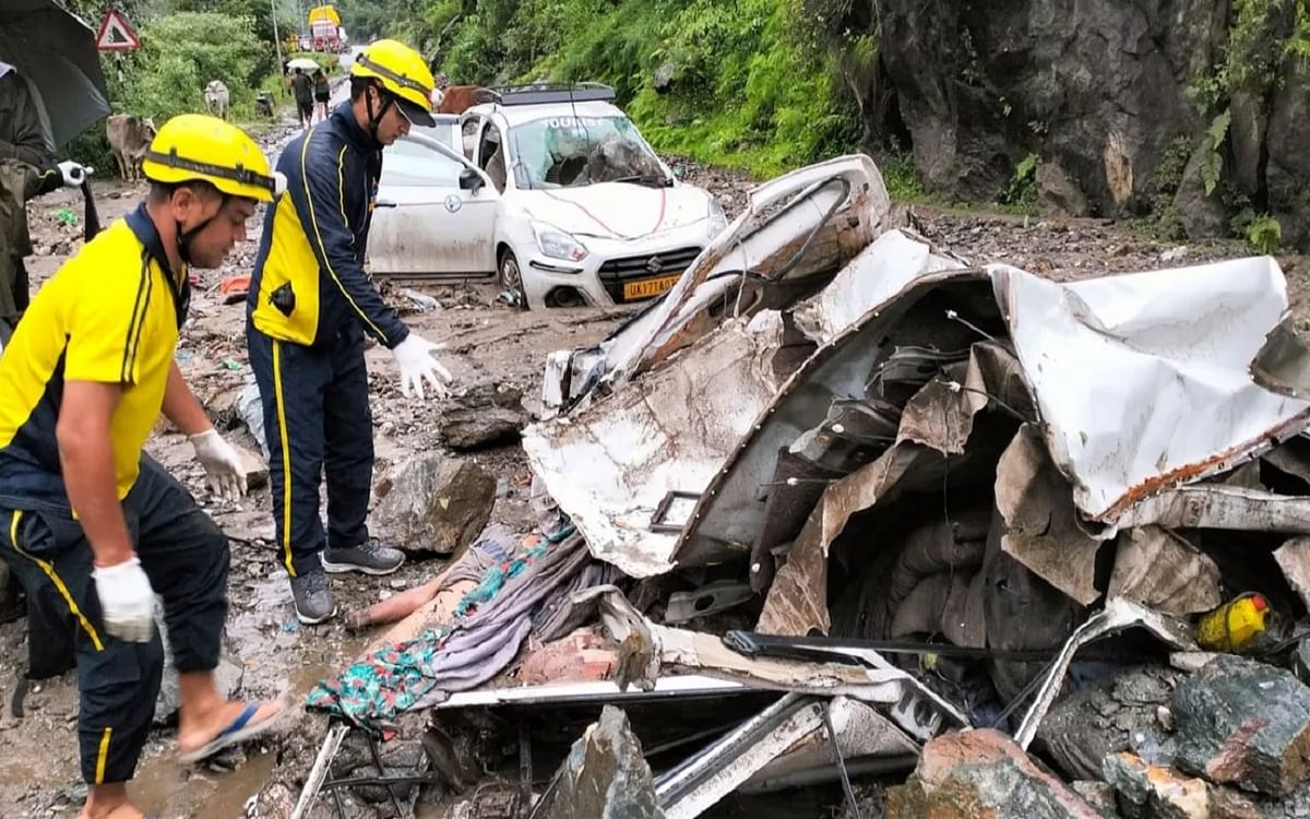 Pilgrims' vehicle hit by landslide in Uttarakhand, 4 killed