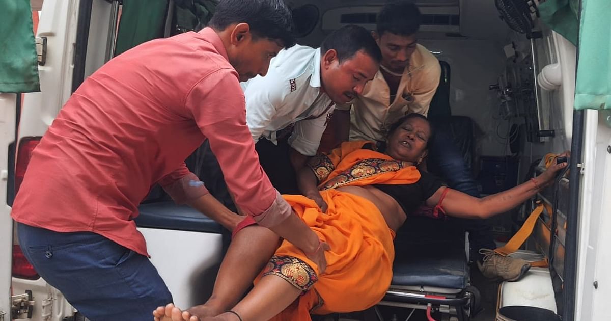 Road accident in Banka, six kanwariyas going to Babadham injured after falling from a moving pickup van, one in critical condition