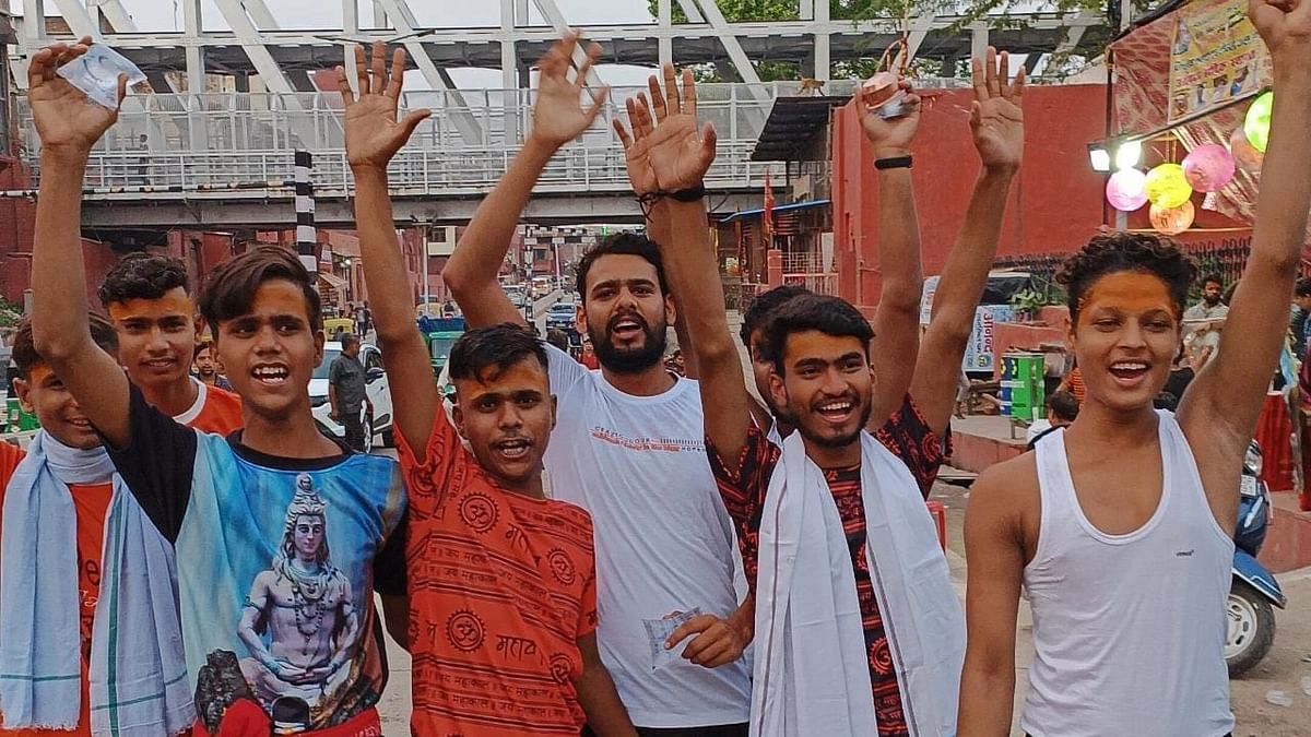 Sawan 2023: Shiva devotees came out on the streets barefoot to celebrate Bholenath, Agra echoed with the cheers of Bol Bam
