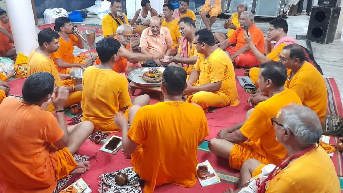 Shravani Mela 2023: Rudrabhishek of 4 hours in the morning and evening, Gujarat's batch reaches Deoghar by chanting one and a half lakh mantras