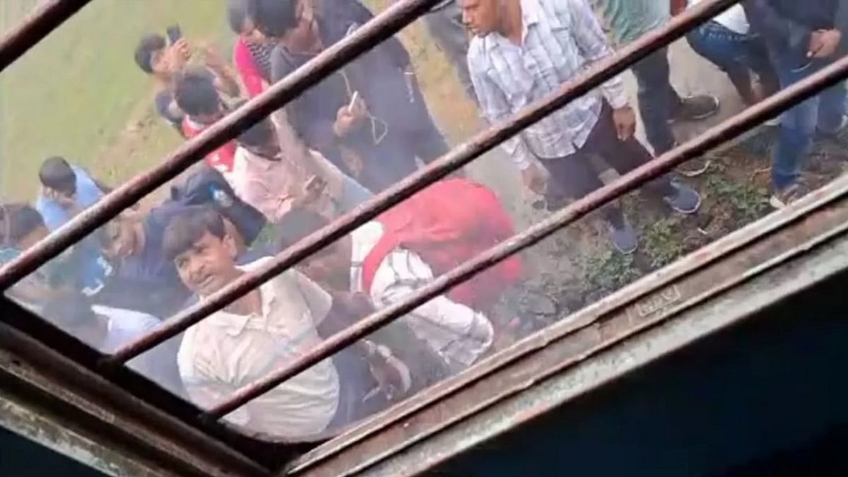 Smoke emanated from the brake shoe of Bihar Sampark Kranti Express, the train vacated within minutes, a big accident averted
