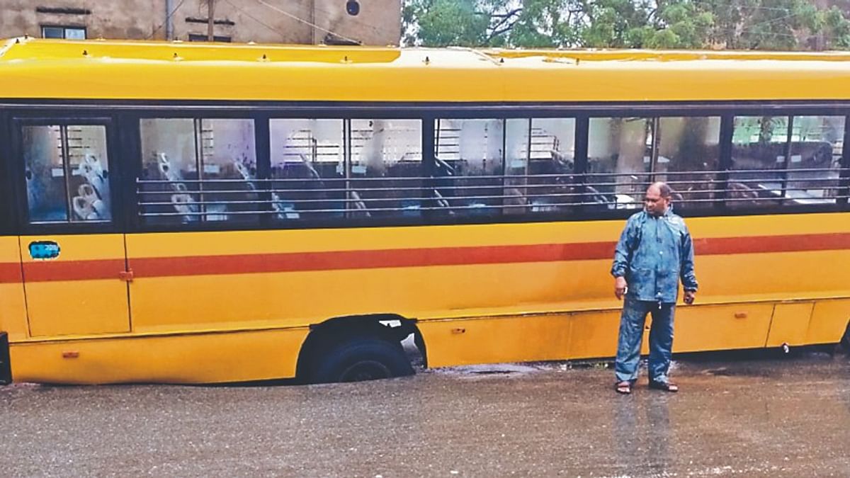 The road could not withstand even seven hours of rain in Patna, Dhansi road including the wheels of the bus in Kankarbagh