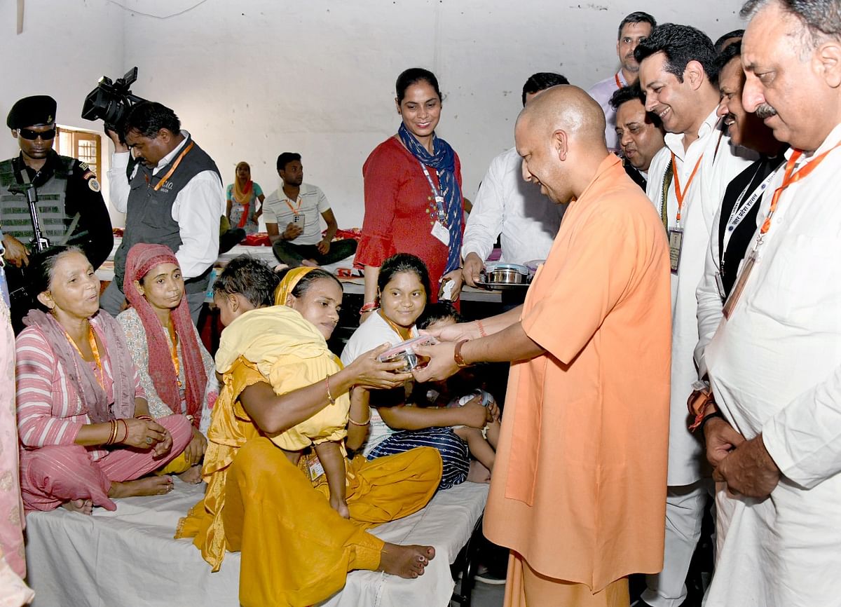 UP News: CM Yogi reached ground zero among flood victims, also conducted aerial and ground survey