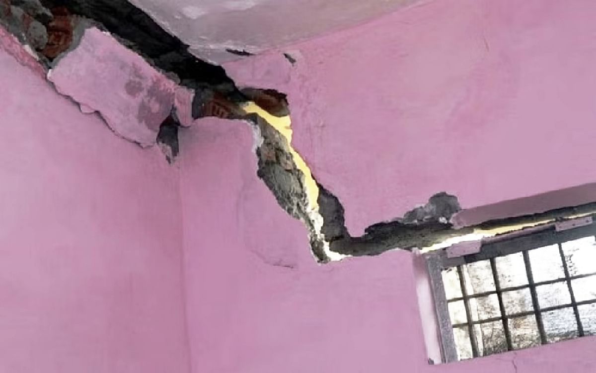 Uttarakhand: 6 feet deep crack seen in Joshimath, local people living in panic