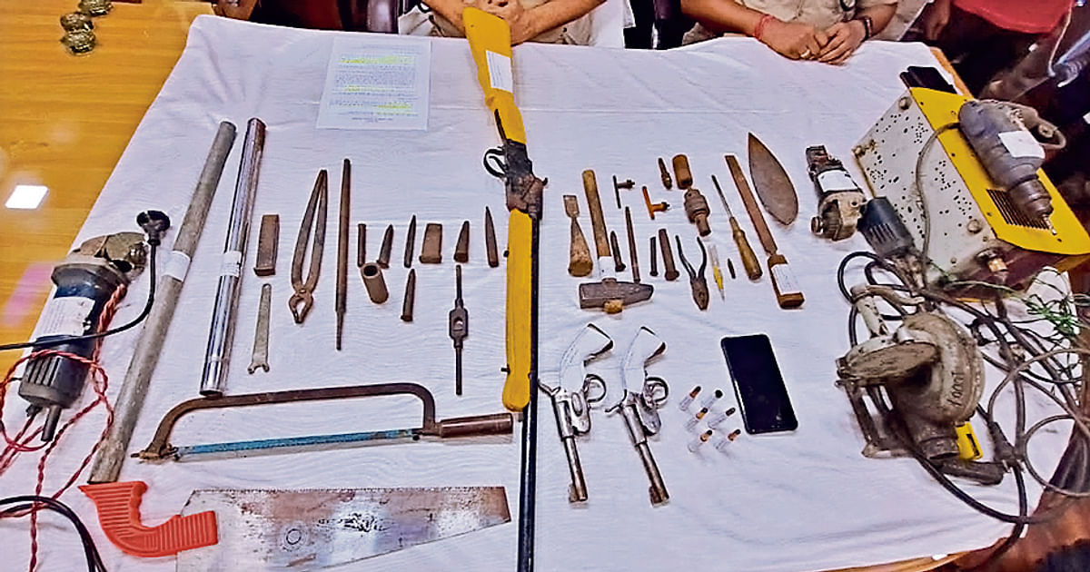 सीतामढ़ी में मिनी गन फैक्ट्री का खुलासा, संचालक समेत तीन गिरफ्तार, दो कट्टा, कारतूस समेत कई हथियार बरामद