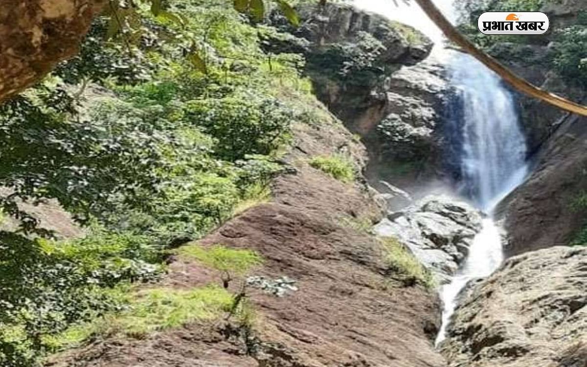 Tiru Falls Tour: Tiru Fall is hidden in the lap of Jharkhand's nature, becoming a center of attraction for tourists
