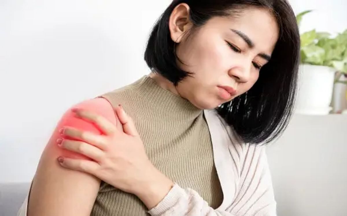Why suddenly the shoulder gets stiff, know the symptoms, causes and remedies