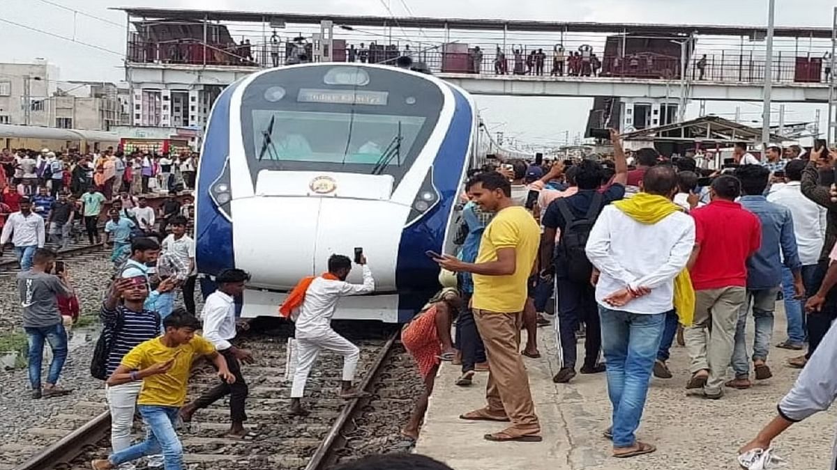 PHOTOS: People gathered to take selfie with Patna-Howrah Vande Bharat train, youth started running on the tracks, see picture..