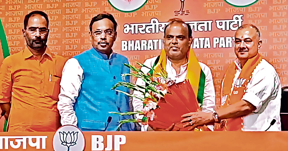 PHOTOS: Former JDU leader Pramod Singh Chandravanshi joins BJP, Vinod Tawde accepts membership