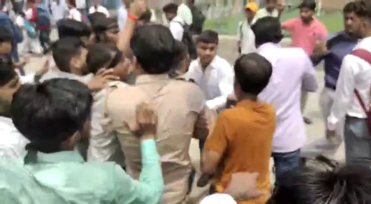ABVP workers who were burning the effigy of VC in Dharma Samaj College for increasing the seat, scuffle with the police