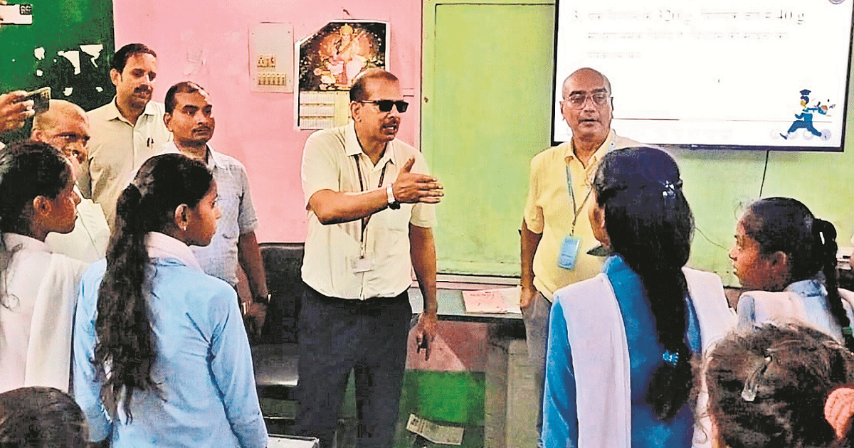 PHOTOS: Photos of KK Pathak's entry in schools of Bihar, see how this IAS officer creates a stir..