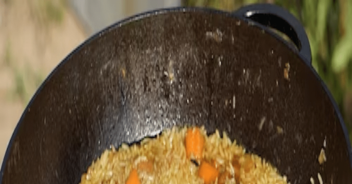 Learn the easy way to clean the grease and dirt of the pan