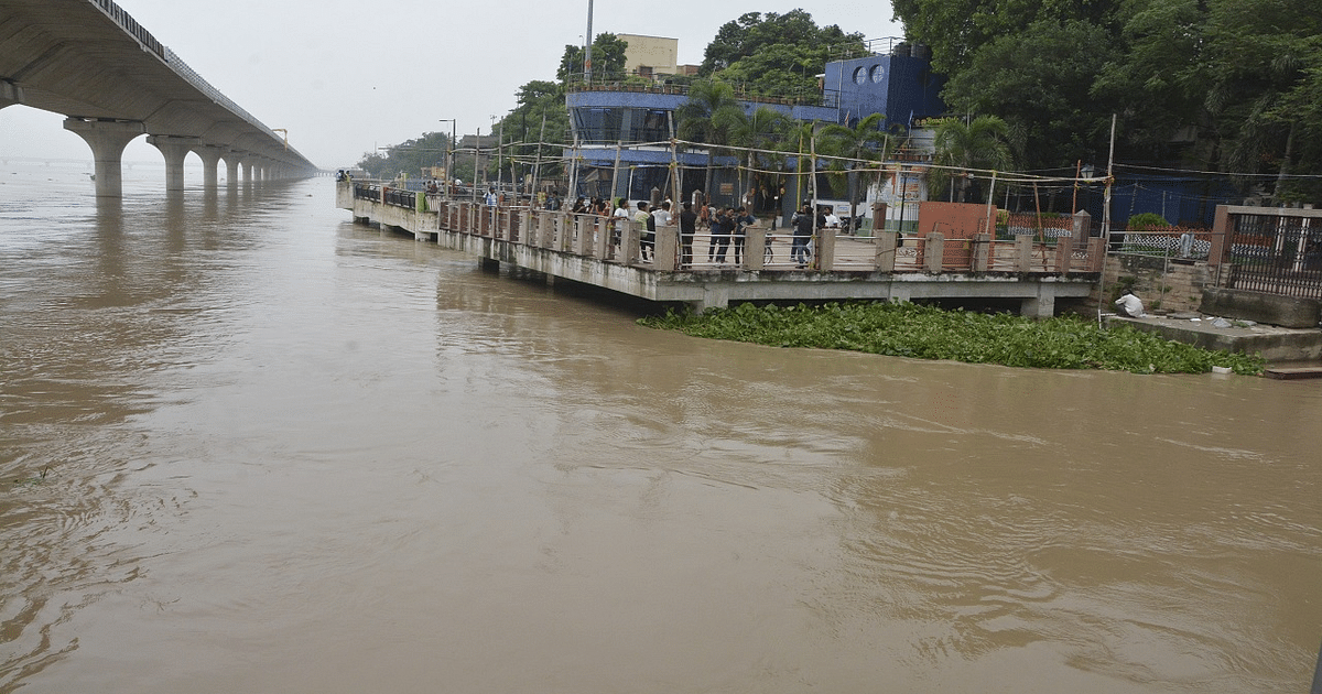 PHOTOS: Ganga is very close to the danger mark in Patna, see how the water rose on the steps of the ghats..