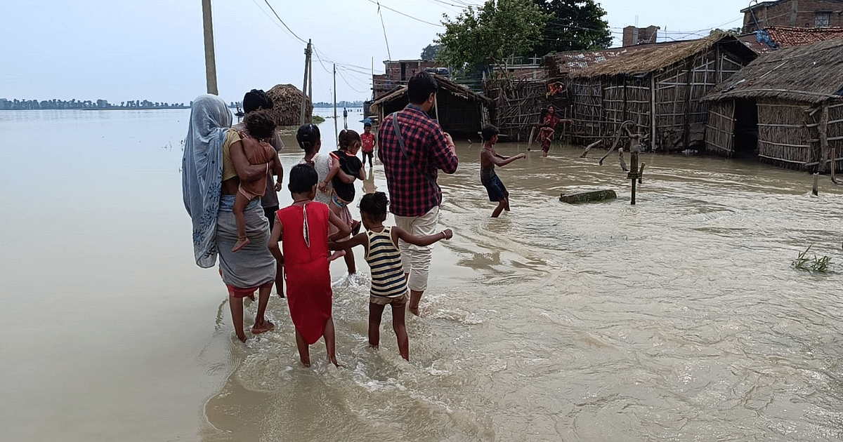 PHOTOS: Boats started plying in front of houses in Bihar, see in pictures how the flood has knocked ..