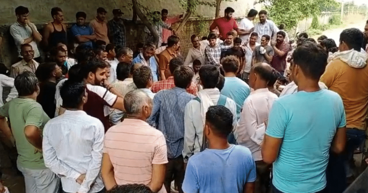 Aligarh: Angry farmers locked the 'power house' after getting electricity only for three hours in 24 hours, know what happened then