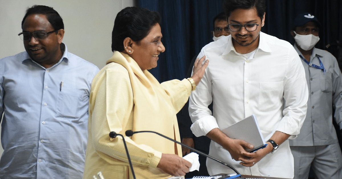 Mayawati called nephew Akash Anand from Rajasthan for BSP meeting, message by putting hand on shoulder