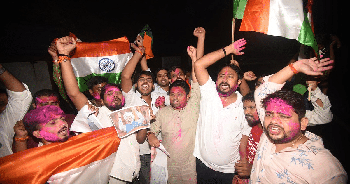 Photos: Celebration in Patna on the successful landing of Chandrayaan-3, the youth hoisted the tricolor while cheering for Mother India