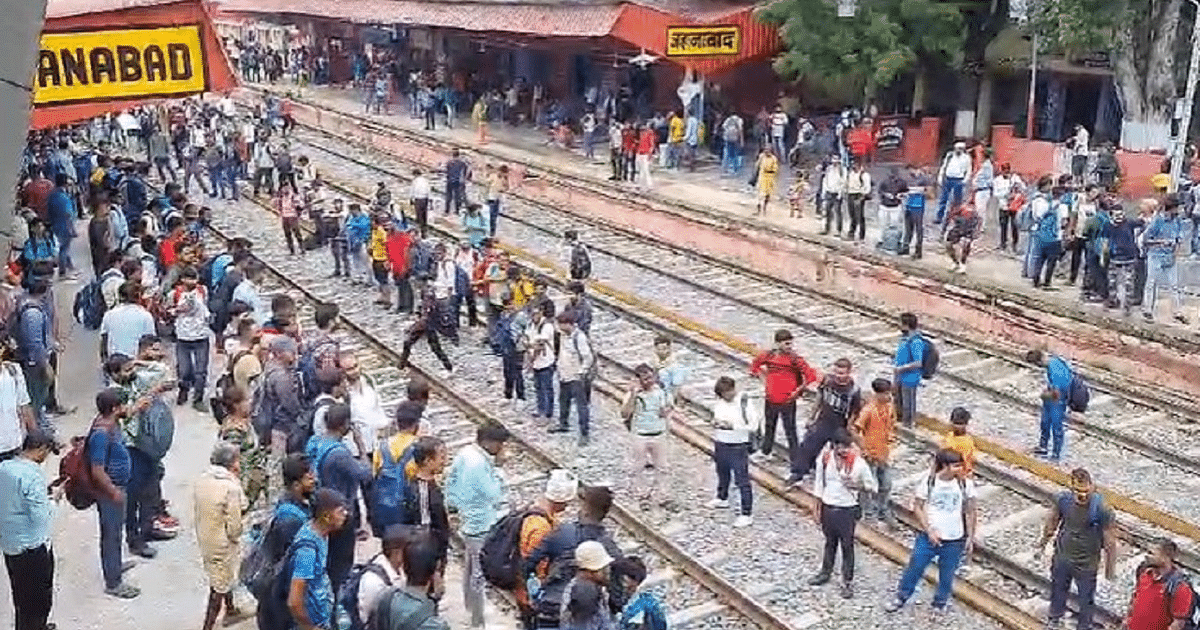 As soon as the teacher recruitment exam is over, the crowd gathered at the railway station, see the condition of the jam in the city in the pictures.
