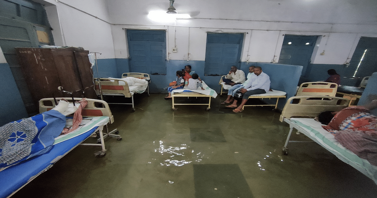 Bihar: Hajipur submerged after three days of rain, water entered even the hospital ward, see photos..