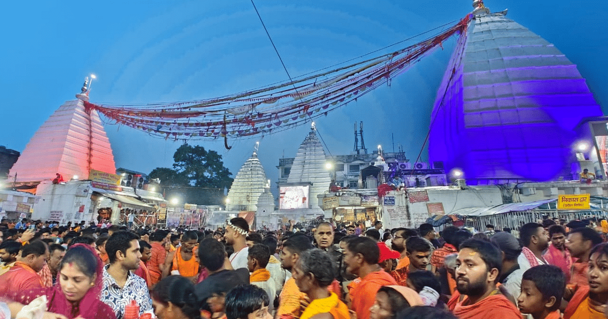 The city of Baba Baidyanath resounded with Shivdhun on the last Monday, the temple complex drenched in the colors of the devotees
