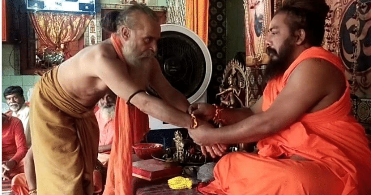 Sadhus tied rakhi to each other in Bareilly, sisters tied rakhi on brother's wrist and took the promise of their protection
