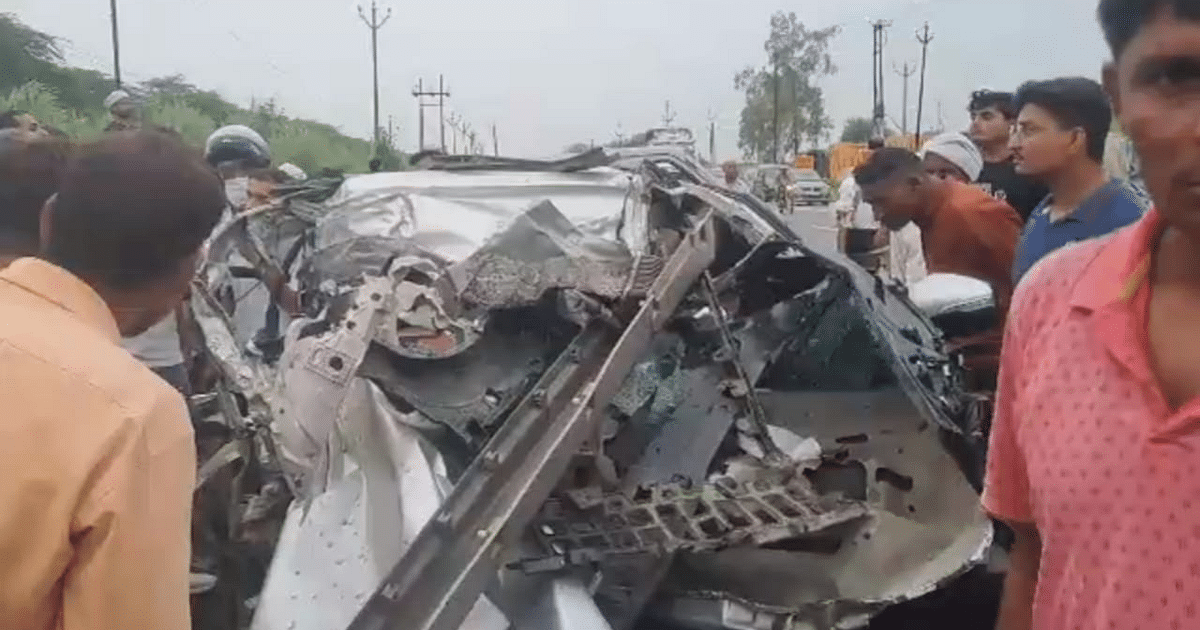 Aligarh: Mahindra XUV collided with a truck, three died in the accident, car riders were returning after visiting Balaji