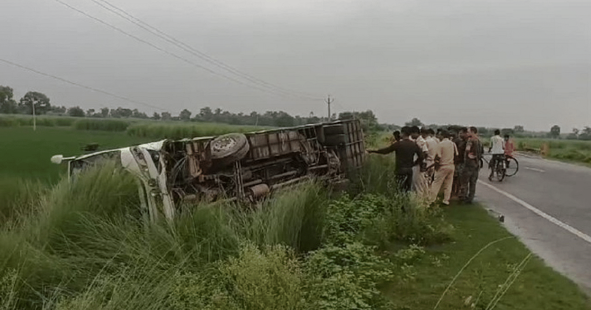 Bihar: Bus full of passengers going from Patna to Bagaha overturned, many injured, driver absconding
