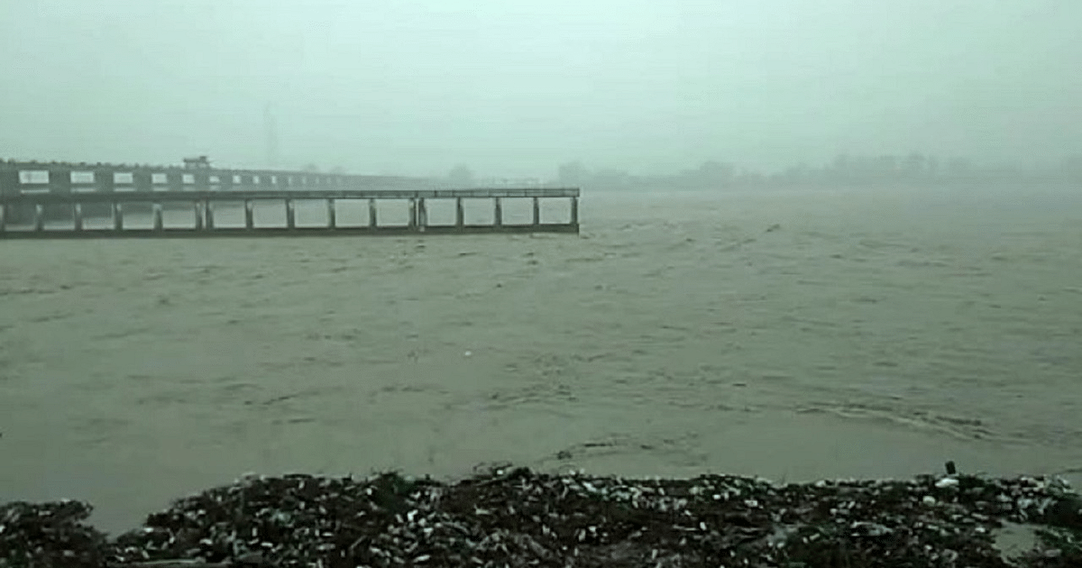 Bihar: River flowing above the danger mark, traffic between Motihari-Shivhar stalled, road connectivity cut off