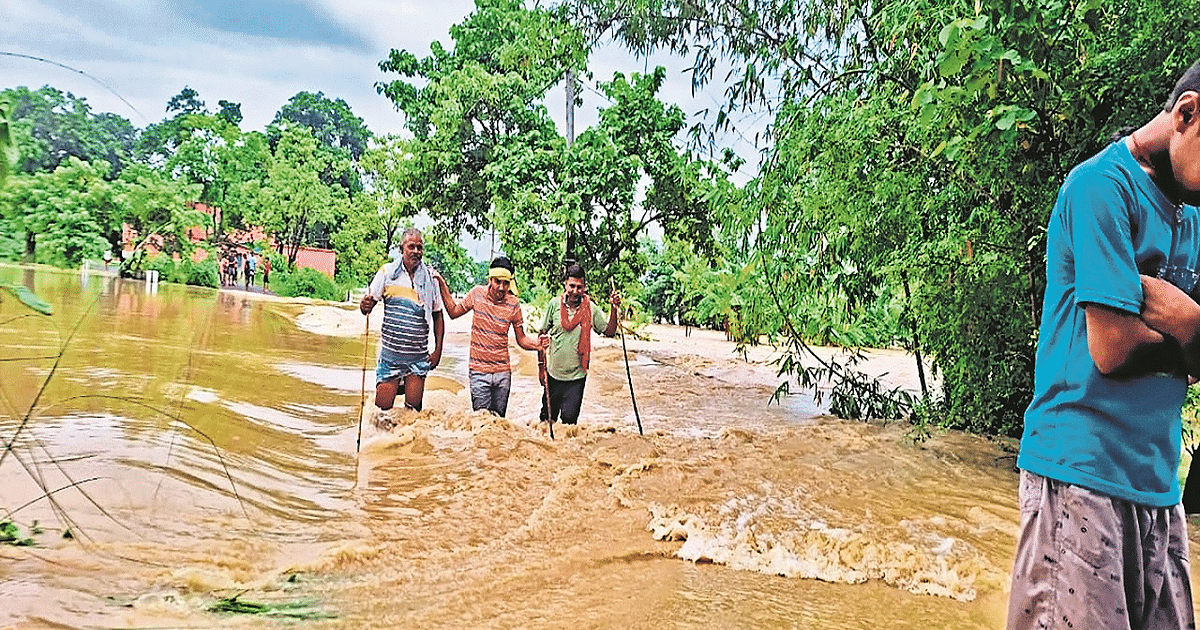 Flood crisis deepens due to rise in the rivers of Bihar, broken contact of rural areas due to water on the road