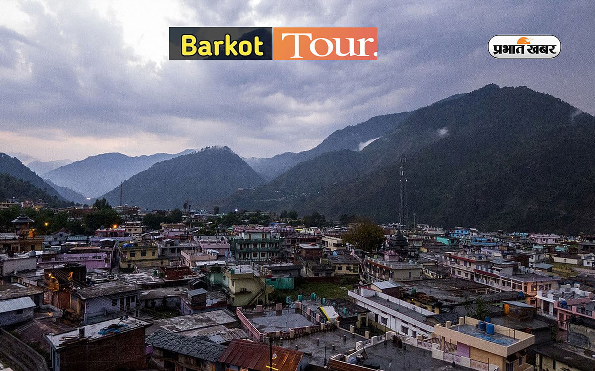 If you want to see the snow-capped peaks of the Himalayas, then definitely go to Barkot, a hill station in Uttarkashi.