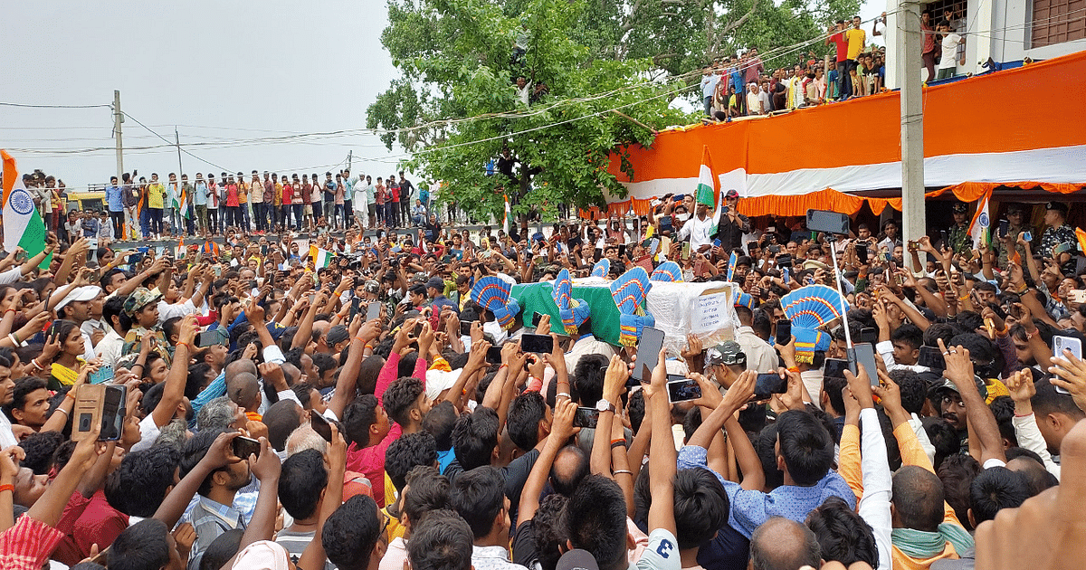 Jharkhand: In Giridih, the crowd gathered for the last glimpse of their son, farewell with moist eyes